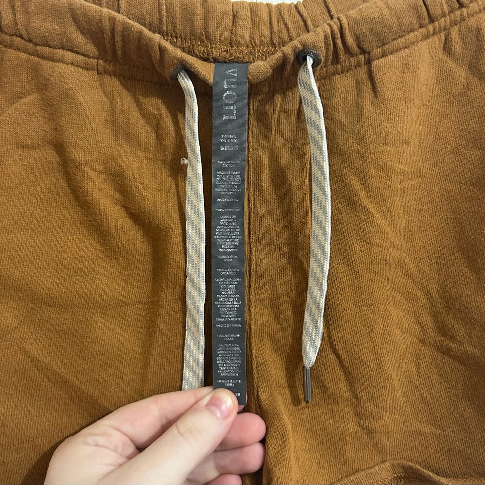 Vuori Sunnyside Shorts Women's Size Small Turmeric Organic Terry 2" inseam - Picture 3 of 4